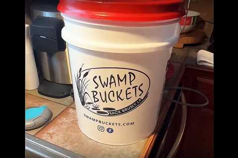 Swamp Buckets Lets You Boil Seafood Anywhere Without Propane