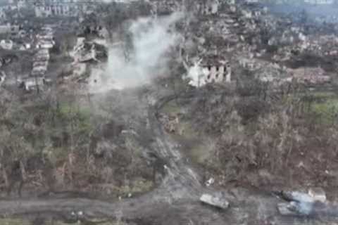 Ukraine war-Drone footage of brutal tank battle between Ukrainian troops and Russian soldiers.